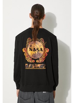 Alpha Industries bluza NASA Davinci Sweater męska kolor czarny z nadrukiem 136303.03-CZARNY ze sklepu PRM w kategorii Bluzy męskie - zdjęcie 174695305