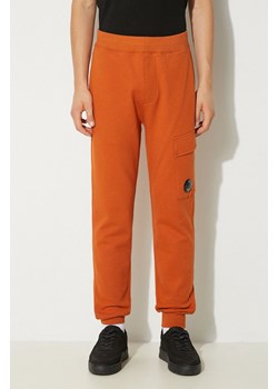 C.P. Company spodnie dresowe bawełniane Diagonal Raised Fleece Cargo Sweatpants kolor pomarańczowy gładkie 17CMSP017A005086W ze sklepu PRM w kategorii Spodnie męskie - zdjęcie 174695735