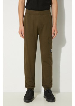 C.P. Company spodnie dresowe bawełniane Diagonal Raised Fleece Cargo Sweatpants kolor zielony gładkie 17CMSP017A005086W ze sklepu PRM w kategorii Spodnie męskie - zdjęcie 174695737