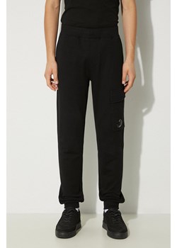 C.P. Company spodnie dresowe bawełniane Diagonal Raised Fleece Cargo Sweatpants kolor czarny gładkie 17CMSP017A005086W ze sklepu PRM w kategorii Spodnie męskie - zdjęcie 174695739