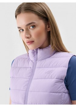 Damski bezrękawnik puchowy pikowany 4F 4FWAW24TVJAF139 - fioletowy ze sklepu Sportstylestory.com w kategorii Kamizelki damskie - zdjęcie 174726477
