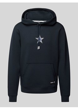 Bluza z kapturem i nadrukiem z motywem model ‘NFL’ ze sklepu Peek&Cloppenburg  w kategorii Bluzy męskie - zdjęcie 174726916