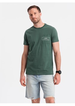 Bawełniany t-shirt męski z nadrukiem na kieszonce Ombre Streetstyle – ciemnozielony V4 OM-TSCT-0108 ze sklepu ombre w kategorii T-shirty męskie - zdjęcie 174796006