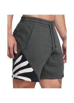 Męskie spodenki dresowe Under Armour Curry Splash Fleece - szare ze sklepu Sportstylestory.com w kategorii Spodenki męskie - zdjęcie 174813909
