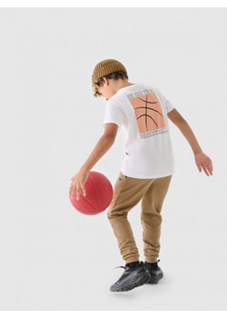 Chłopięcy t-shirt z nadrukiem 4F 4FJRAW24TTSHM2116 - biały ze sklepu Sportstylestory.com w kategorii T-shirty chłopięce - zdjęcie 174832839