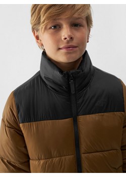 Chłopięca kurtka puchowa pikowana 4F 4FJWAW24TDJAM461 - brązowa ze sklepu Sportstylestory.com w kategorii Kurtki chłopięce - zdjęcie 174849186