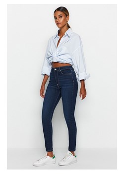 trendyol Dżinsy - Skinny fit - w kolorze granatowym ze sklepu Limango Polska w kategorii Jeansy damskie - zdjęcie 174881786