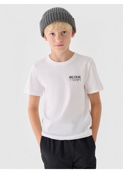 Chłopięcy t-shirt z nadrukiem 4F 4FJRAW24TTSHM2307 - biały ze sklepu Sportstylestory.com w kategorii T-shirty chłopięce - zdjęcie 174921669