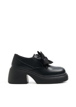 Cropp - Czarne loafersy z kokardami - czarny ze sklepu Cropp w kategorii Półbuty damskie - zdjęcie 174928615