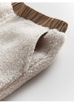 Reserved - Spodnie z imitacji baranka - beżowy ze sklepu Reserved w kategorii Spodnie dziewczęce - zdjęcie 174957985