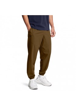 Męskie spodnie treningowe Under Armour UA Vibe Woven Pants - brązowe ze sklepu Sportstylestory.com w kategorii Spodnie męskie - zdjęcie 174963425