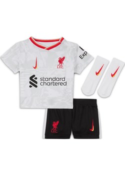 Trzyczęściowy strój piłkarski dla niemowląt i maluchów Nike Liverpool F.C. Stadium 2024/24 (wersja trzecia) - Biel ze sklepu Nike poland w kategorii Odzież dla niemowląt - zdjęcie 174986895