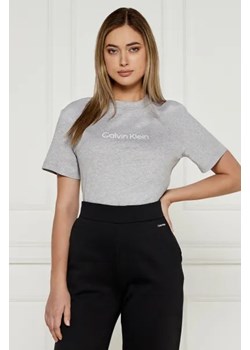 Calvin Klein T-shirt HERO LOGO | Regular Fit ze sklepu Gomez Fashion Store w kategorii Bluzki damskie - zdjęcie 174997856