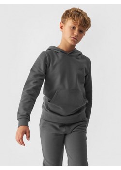 Chłopięca bluza dresowa nierozpinana z kapturem 4F 4FJWMM00TSWSM1292 - szara ze sklepu Sportstylestory.com w kategorii Bluzy chłopięce - zdjęcie 175083027