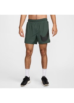 Męskie spodenki do biegania 13 cm Dri-FIT Nike Challenger Swoosh - Zieleń ze sklepu Nike poland w kategorii Spodenki męskie - zdjęcie 175146625