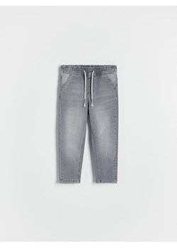 Reserved - Spodnie carrot fit - jasnoszary ze sklepu Reserved w kategorii Spodnie chłopięce - zdjęcie 175151626