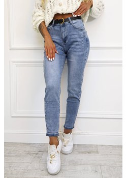 SPODNIE JEANSOWE MOM FIT Z APLIKACJĄ PRZY KIESZENI+ PASEK ze sklepu olika.com.pl w kategorii Jeansy damskie - zdjęcie 175177005