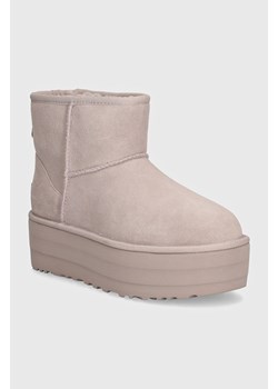 UGG śniegowce zamszowe Classic Mini Platform kolor fioletowy 1134991-PSK ze sklepu PRM w kategorii Śniegowce damskie - zdjęcie 175279677