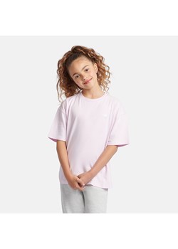 Koszulka dziecięca New Balance LAKG0001LIR – różowa - id: 3213637 - marki New Balance - 175284517 Koszulka dziecięca New Balance LAKG0001LIR – różowa ze sklepu New Balance Poland w kategorii Bluzki dziewczęce - zdjęcie 175284517