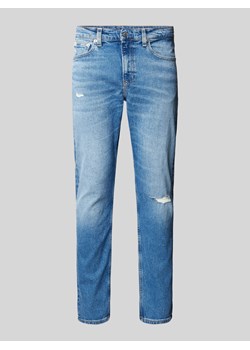 Jeansy o kroju slim tapered fit z przetarciami ze sklepu Peek&Cloppenburg  w kategorii Jeansy męskie - zdjęcie 175302058