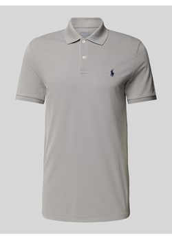 Koszulka polo o kroju tailored fit z wyhaftowanym logo ze sklepu Peek&Cloppenburg  w kategorii T-shirty męskie - zdjęcie 175313429