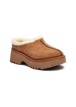 UGG Skórzane mule NEW HEIGHTS COZY ze sklepu Gomez Fashion Store w kategorii Klapki damskie - zdjęcie 175372805