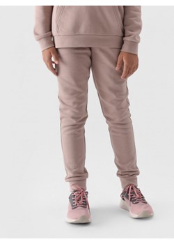 Dziewczęce spodnie dresowe joggery 4F 4FJWMM00TTROF0828 - beżowe ze sklepu Sportstylestory.com w kategorii Spodnie dziewczęce - zdjęcie 175409985