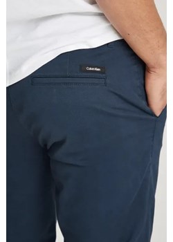 Calvin Klein Spodnie chino MODERN TWILL | Slim Fit ze sklepu Gomez Fashion Store w kategorii Spodnie męskie - zdjęcie 175416677