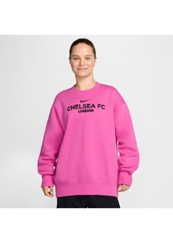 Damska piłkarska bluza dresowa z półokrągłym dekoltem o kroju oversize Nike Chelsea F.C. Phoenix Fleece (wersja trzecia) - Różowy ze sklepu Nike poland w kategorii Bluzy damskie - zdjęcie 175459388