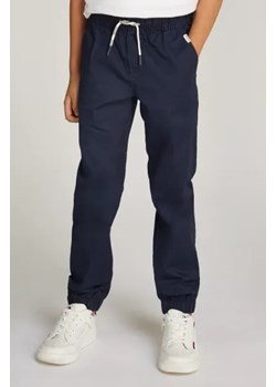 Tommy Hilfiger Spodnie jogger | Regular Fit ze sklepu Gomez Fashion Store w kategorii Spodnie chłopięce - zdjęcie 175475276