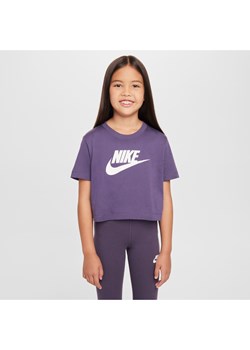 T-shirt o skróconym kroju dla dużych dzieci (dziewcząt) Nike Sportswear - Fiolet ze sklepu Nike poland w kategorii Bluzki dziewczęce - zdjęcie 175481465