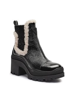 Guess Botki na słupku YVETTE2 Shearling ze sklepu Gomez Fashion Store w kategorii Botki - zdjęcie 175538405