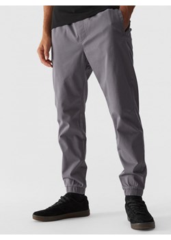 Męskie spodnie casual joggery 4F 4FWMM00TTROM0944 - szary ze sklepu Sportstylestory.com w kategorii Spodnie męskie - zdjęcie 175551547