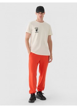 Męskie spodnie dresowe joggery 4F 4FWMM00TTROM1140 - pomarańczowe ze sklepu Sportstylestory.com w kategorii Spodnie męskie - zdjęcie 175556775