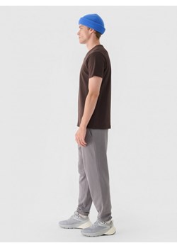 Męskie spodnie dresowe joggery 4F 4FWMM00TTROM1139 - szare ze sklepu Sportstylestory.com w kategorii Spodnie męskie - zdjęcie 175556839