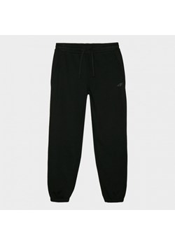 Męskie spodnie dresowe joggery 4F 4FWMM00TTROM1139 - czarne ze sklepu Sportstylestory.com w kategorii Spodnie męskie - zdjęcie 175556846