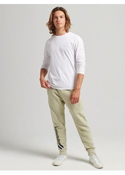 Superdry Spodnie dresowe w kolorze beżowym ze sklepu Limango Polska w kategorii Spodnie męskie - zdjęcie 175611185