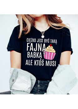 koszulka damska FAJNA BABKA - CIĘŻKO JEST BYĆ TAKĄ FAJNĄ BABKĄ ze sklepu Time For Fashion w kategorii Bluzki damskie - zdjęcie 175636949