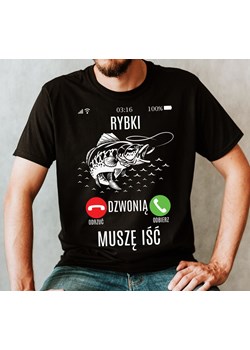 KOSZULKA NA RYBY DLA WĘDKARZA - RYBKI DZWONIĄ MUSZĘ IŚĆ ze sklepu Time For Fashion w kategorii T-shirty męskie - zdjęcie 175637366