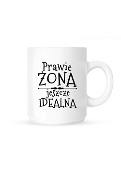 Kubek PRAWIE ŻONA JESZCZE IDEALNA ze sklepu Time For Fashion w kategorii Kubki - zdjęcie 175642725