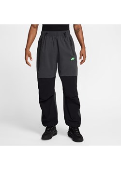 Męskie spodnie oversize z tkaniny Nike Tech - Szary ze sklepu Nike poland w kategorii Spodnie męskie - zdjęcie 175652689