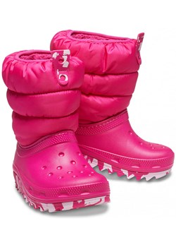Crocs Kozaki zimowe &quot;Classic Neo Puff&quot; w kolorze różowym ze sklepu Limango Polska w kategorii Buty zimowe dziecięce - zdjęcie 175652915