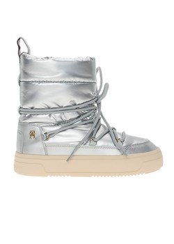 Buty Tommy Hilfiger Lace-Up Metallic Snowboot FW0FW08442-0IN - srebrne ze sklepu streetstyle24.pl w kategorii Śniegowce damskie - zdjęcie 175653815