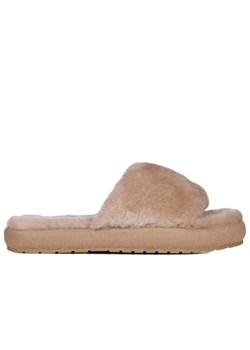 Klapki Emu Australia Mckay W13088CAME - brązowe ze sklepu streetstyle24.pl w kategorii Klapki damskie - zdjęcie 175663256