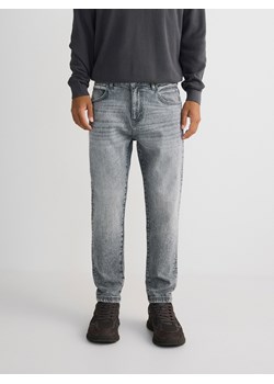 Reserved - Jeansy carrot slim - jasnoszary ze sklepu Reserved w kategorii Jeansy męskie - zdjęcie 175713316