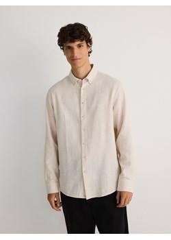 Reserved - Gładka koszula regular fit - beżowy ze sklepu Reserved w kategorii Koszule męskie - zdjęcie 175722256