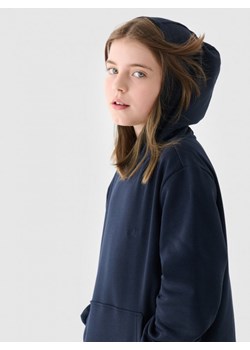 Dresowa bluza dziewczęca nierozpinana z kapturem 4F 4FJWMM00TSWSF1862 - granatowa ze sklepu Sportstylestory.com w kategorii Bluzy dziewczęce - zdjęcie 175733466