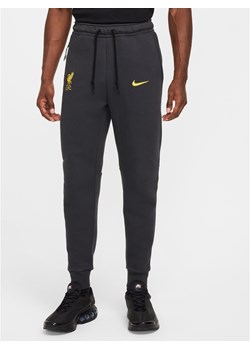 Męskie joggery piłkarskie z dzianiny Nike Liverpool F.C. Tech (wersja trzecia) - Szary ze sklepu Nike poland w kategorii Spodnie męskie - zdjęcie 175745967