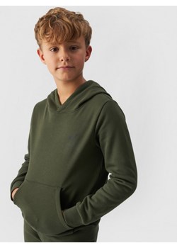 Chłopięca bluza dresowa nierozpinana z kapturem 4F 4FJWMM00TSWSM1292 - khaki ze sklepu Sportstylestory.com w kategorii Bluzy chłopięce - zdjęcie 175784045