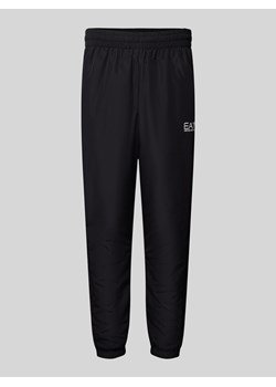 Spodnie typu track pants o kroju tapered fit z nadrukiem z logo ze sklepu Peek&Cloppenburg  w kategorii Spodnie męskie - zdjęcie 175815609